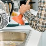 Cum să cureți o scurgere în câteva secunde: un instalator