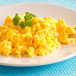 Ouăle amestecate devin mai gustoase cu un ingredient neașteptat: uitați
