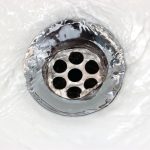 Scurgeri fără înfundături: cum să curățați eficient dușul la domiciliu
